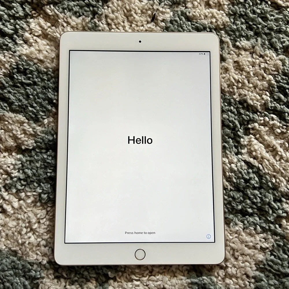 iPad 13.4.1 (5th Generation). 32GB. Rose Gold.